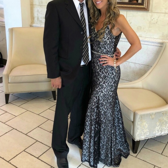 Sequin Hearts Open Back Lace Gown Black White Silver Size 7 Prom - Picture 4 of 4